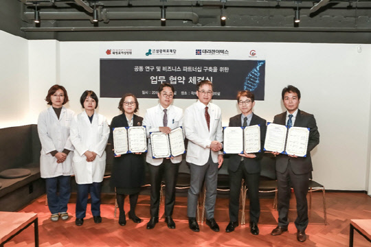 지난 22일 경기 성남시 곽여성병원에서 테라젠이텍스가 곽여성병원 등과 4자 업무협약을 체결했다. 장형선 곽여성병원 원장(왼쪽부터), 이윤정 곽여성병원 원장, 지현영 삼광의료재단 원장, 김재한 곽여성병원 원장, 노성훈 곽여성병원 원장, 황태순 테라젠이텍스 바이오연구소 대표, 정명준 지놈케어 대표가 기념 촬영을 하고 있다.(테라젠이텍스 제공)